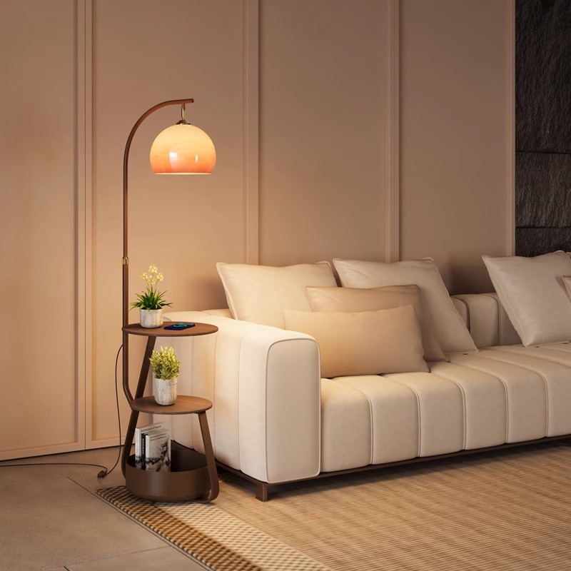 Lampa podłogowa, antyczny stol – Sofas recenzja i cena